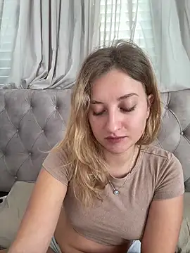 Snapshot of MileySummer chatting on 18, 12, 2025 MileySummer online show from 18, 12, 2025