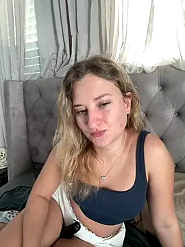 Snapshot of MileySummer chatting on 20, 12, 2025 MileySummer online show from 20, 12, 2025