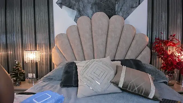 Snapshot of Naughty__Mom chatting on 18, 12, 2025 Naughty Mom online show from 18, 12, 2025