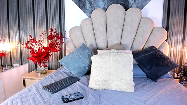 Snapshot of Naughty__Mom chatting on 6, 1, 2026 Naughty Mom online show from 6, 1, 2026