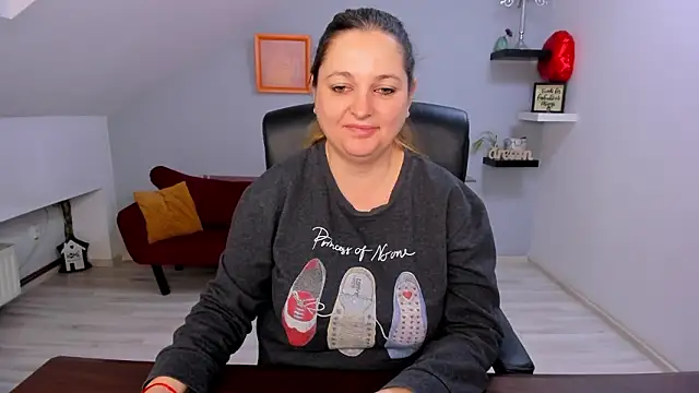 LollaGirl online show from 6, 3, 2026