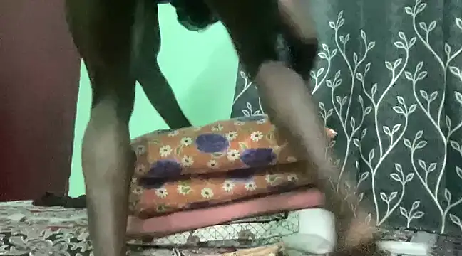 Indian-Drag-Queen online show from 24, 1, 2025
