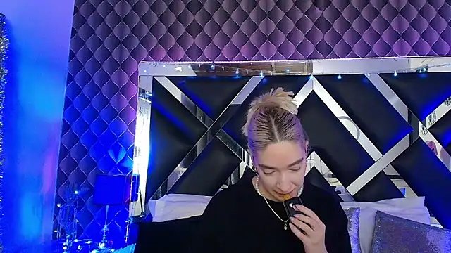 Snapshot of victoriaa_lee_ chatting on 2, 3, 2026 victoriaa lee online show from 2, 3, 2026