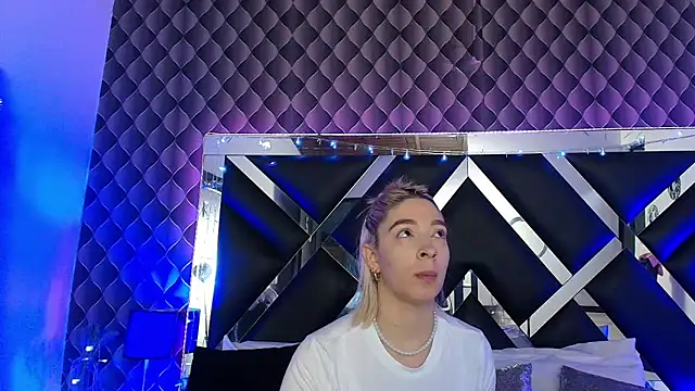 Snapshot of victoriaa_lee_ chatting on 5, 3, 2026 victoriaa lee online show from 5, 3, 2026