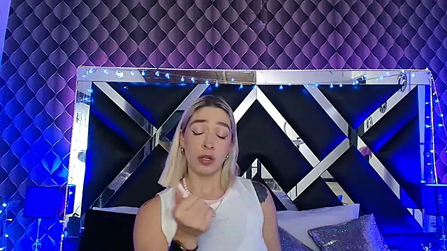 Snapshot of victoriaa_lee_ chatting on 24, 3, 2026 victoriaa lee online show from 24, 3, 2026