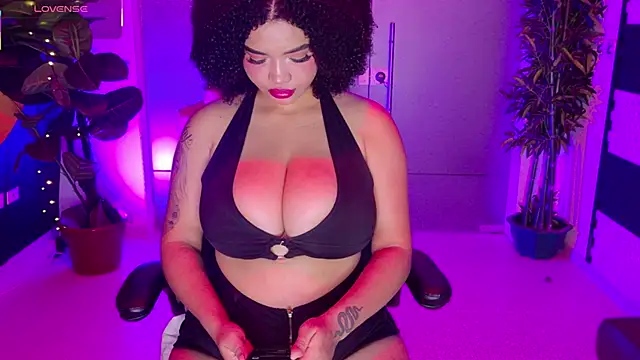 Snapshot of MalaikaBrown chatting on 12, 11, 2025 MalaikaBrown online show from 12, 11, 2025