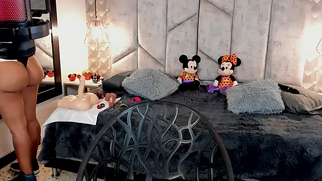 NiicolleMiller online show from 14, 10, 2025