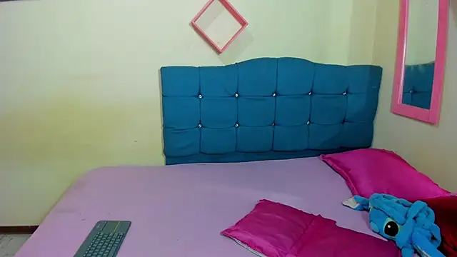 Snapshot of sweet1Girl chatting on 18, 10, 2025 sweet1Girl online show from 18, 10, 2025