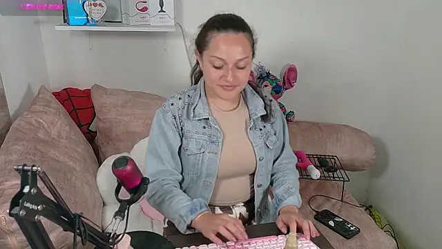 Snapshot of megan_doll2 chatting on 14, 9, 2025 megan doll2 online show from 14, 9, 2025