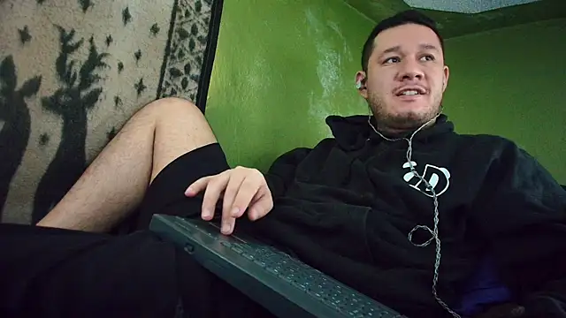 Snapshot of sweet_cock28 chatting on 4, 3, 2025 sweet cock28 online show from 4, 3, 2025