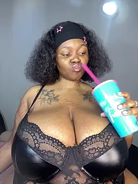 Snapshot of Yung-Missy chatting on 28, 1, 2025 Yung-Missy online show from 28, 1, 2025