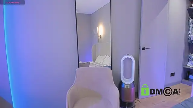 Snapshot of Wallflowerr chatting on 1, 10, 2025 Wallflowerr online show from 1, 10, 2025