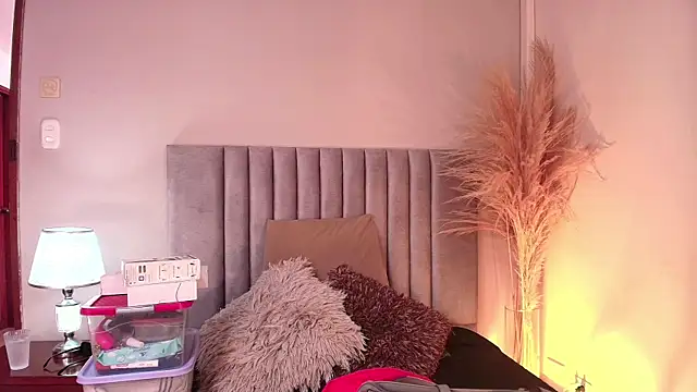 Nina Cavaali online show from 19, 9, 2025