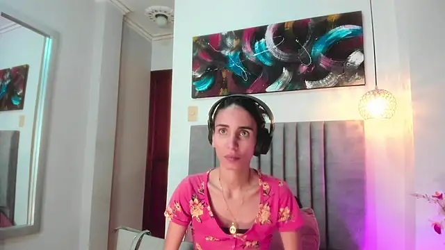 Nina Cavaali online show from 5, 10, 2025