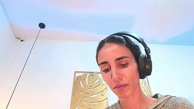 Nina Cavaali online show from 8, 10, 2025