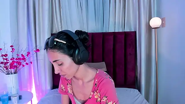 Nina Cavaali online show from 9, 10, 2025