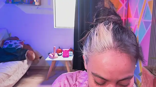 Cuttiealice online show from 10, 11, 2025