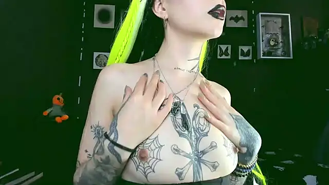 Snapshot of insania_9999_ chatting on 11, 2, 2025 insania 9999 online show from 11, 2, 2025