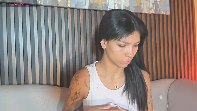 Snapshot of LauraAristizabal chatting on 5, 10, 2025 LauraAristizabal online show from 5, 10, 2025