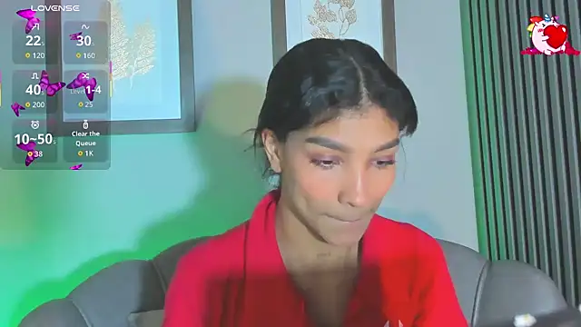 Snapshot of LauraAristizabal chatting on 11, 10, 2025 LauraAristizabal online show from 11, 10, 2025