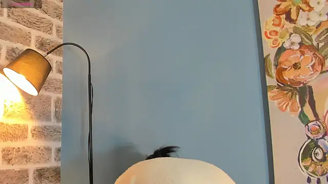 Snapshot of LauraAristizabal chatting on 12, 10, 2025 LauraAristizabal online show from 12, 10, 2025