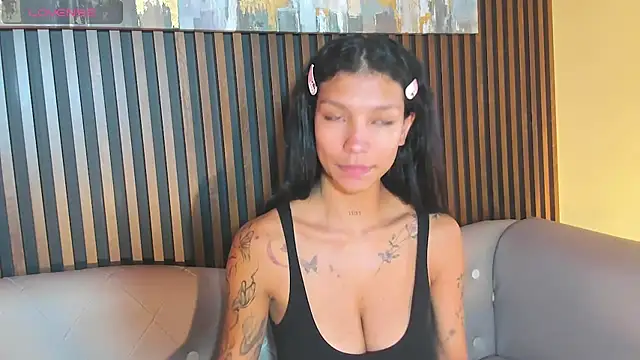 Snapshot of LauraAristizabal chatting on 15, 10, 2025 LauraAristizabal online show from 15, 10, 2025