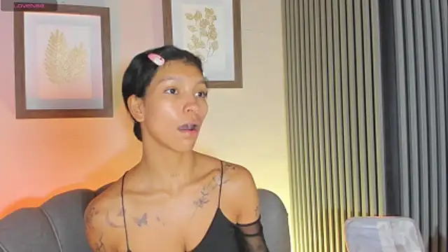 Snapshot of LauraAristizabal chatting on 2, 11, 2025 LauraAristizabal online show from 2, 11, 2025