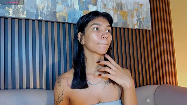 Snapshot of LauraAristizabal chatting on 9, 11, 2025 LauraAristizabal online show from 9, 11, 2025