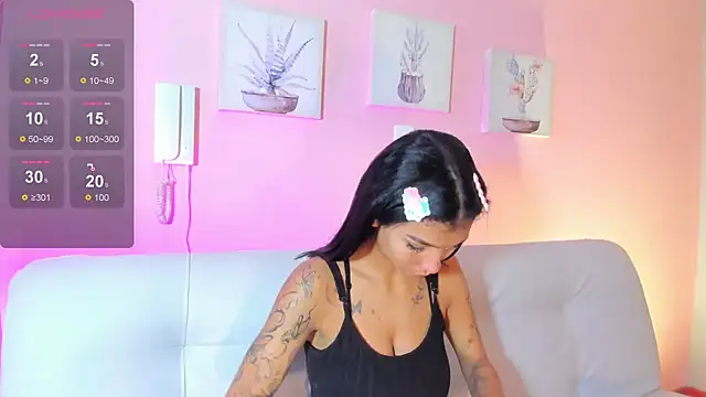 Snapshot of LauraAristizabal chatting on 11, 11, 2025 LauraAristizabal online show from 11, 11, 2025