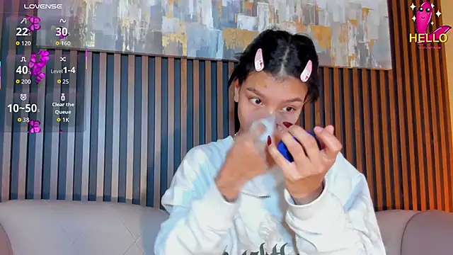 Snapshot of LauraAristizabal chatting on 15, 11, 2025 LauraAristizabal online show from 15, 11, 2025