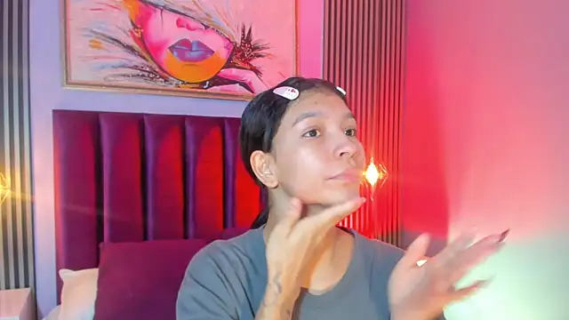 Snapshot of LauraAristizabal chatting on 18, 11, 2025 LauraAristizabal online show from 18, 11, 2025