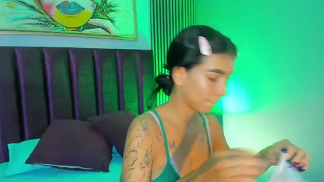 Snapshot of LauraAristizabal chatting on 21, 11, 2025 LauraAristizabal online show from 21, 11, 2025