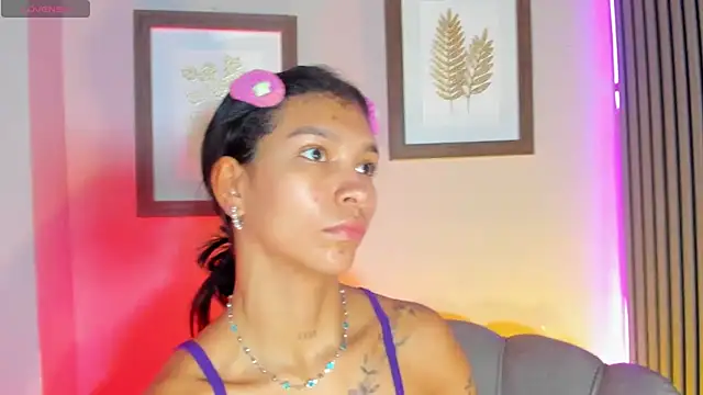 Snapshot of LauraAristizabal chatting on 26, 11, 2025 LauraAristizabal online show from 26, 11, 2025