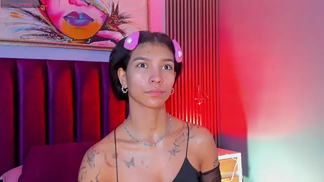 Snapshot of LauraAristizabal chatting on 30, 11, 2025 LauraAristizabal online show from 30, 11, 2025