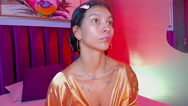 Snapshot of LauraAristizabal chatting on 3, 12, 2025 LauraAristizabal online show from 3, 12, 2025