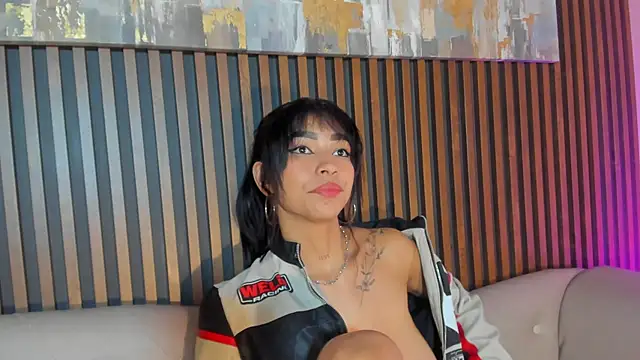 Snapshot of LauraAristizabal chatting on 13, 12, 2025 LauraAristizabal online show from 13, 12, 2025