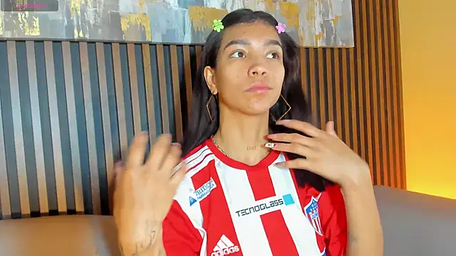 Snapshot of LauraAristizabal chatting on 16, 12, 2025 LauraAristizabal online show from 16, 12, 2025