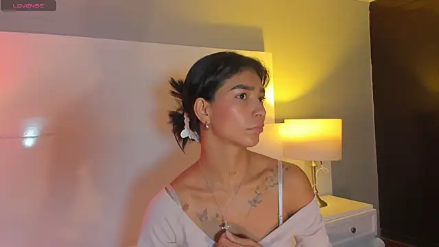 Snapshot of LauraAristizabal chatting on 22, 2, 2026 LauraAristizabal online show from 22, 2, 2026