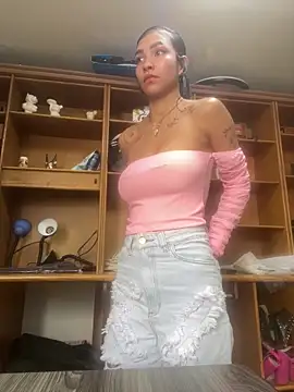 Snapshot of LauraAristizabal chatting on 23, 4, 2026 LauraAristizabal online show from 23, 4, 2026