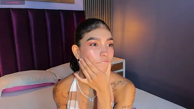 Snapshot of LauraAristizabal chatting on 5, 5, 2026 LauraAristizabal online show from 5, 5, 2026