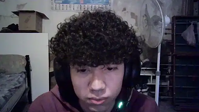 Snapshot of Emv2 chatting on 8, 4, 2026 Emv2 online show from 8, 4, 2026