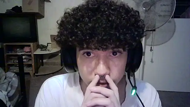 Snapshot of Emv2 chatting on 13, 4, 2026 Emv2 online show from 13, 4, 2026