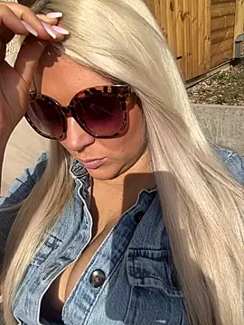 Bustyblondebabe32 online show from 6, 3, 2025