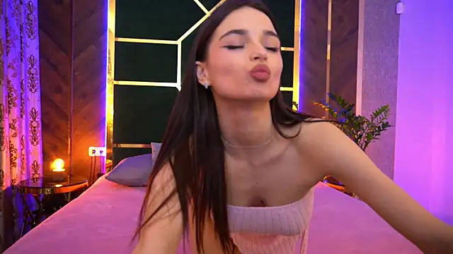 Snapshot of LittleeCutee chatting on 10, 3, 2025 LittleeCutee online show from 10, 3, 2025