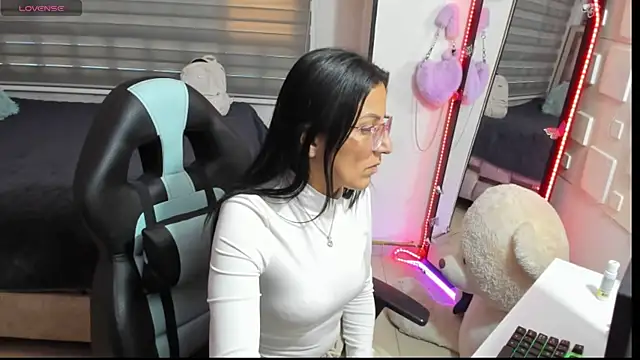 Snapshot of alma_blue chatting on 17, 7, 2026 alma blue online show from 17, 7, 2026