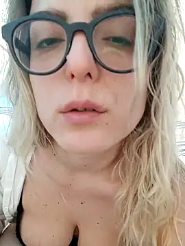 dolcehelena993 online show from 9, 4, 2026