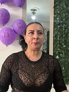Abril Luv online show from 8, 5, 2026
