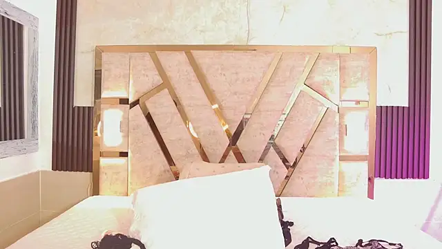 Athenea Mills online show from 4, 10, 2025