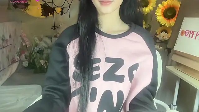 Snapshot of Your-Sunshine chatting on 5, 11, 2025 Your-Sunshine online show from 5, 11, 2025