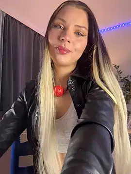 Snapshot of KittyKatyDream chatting on 8, 1, 2025 KittyKatyDream online show from 8, 1, 2025